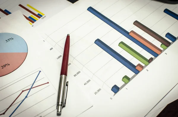 Gráfico de negócios e caneta — Fotografia de Stock
