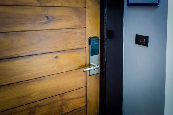Двери в гостиничный номер — стоковое фото