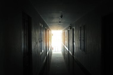 Eski bir otel koridor penceresinden ışık.
