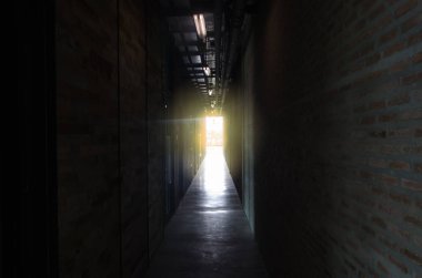 Eski bir otel koridor penceresinden ışık.