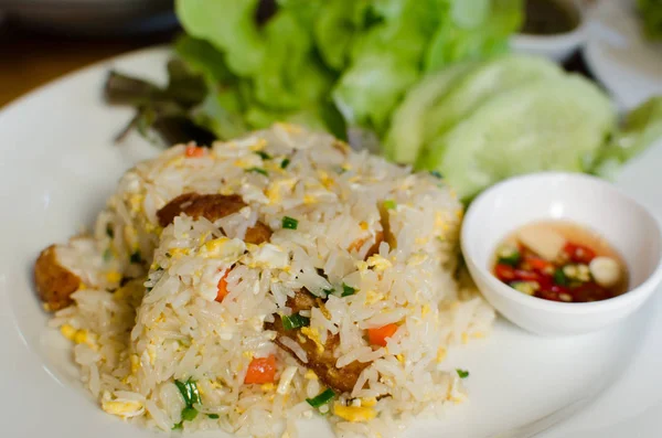 Gebratener Reis mit gebratenem Fisch — Stockfoto