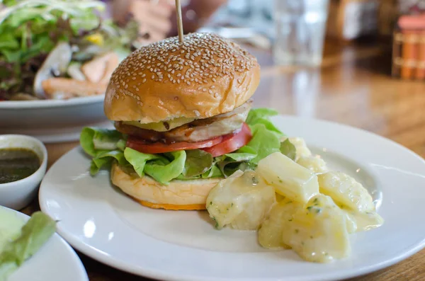 Hamburgery Kuře Pečené Brambory Talíři — Stock fotografie