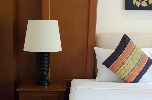 Лампа и подушка — стоковое фото