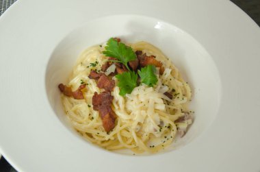 Spagetti beyaz krema sos