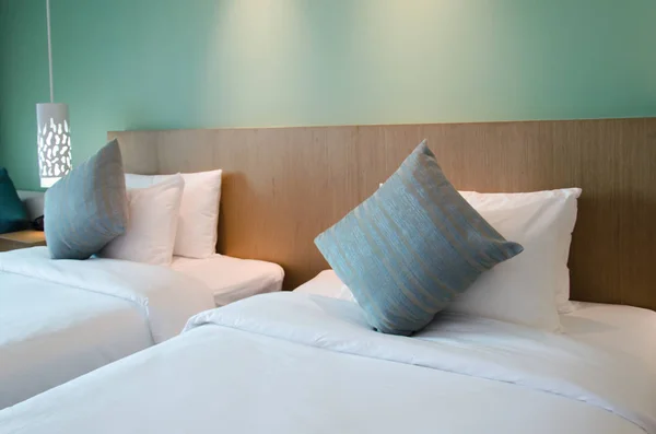 Кровать Подушки Современной Спальне — стоковое фото