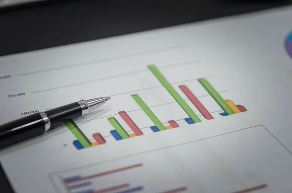 Gráfico de barras y pluma —  Fotos de Stock