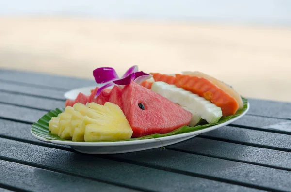 Misto frutta sfondo spiaggia — Foto Stock