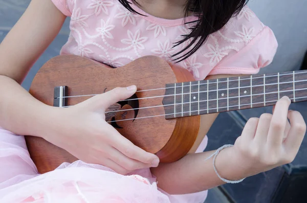 Menina jogar ukulele — Fotografia de Stock