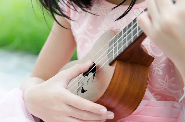 Menina jogar ukulele — Fotografia de Stock