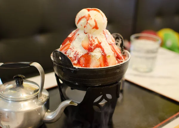 Eismischung Aus Milch Erdbeere Und Eis Ist Ein Dessert Aus — Stockfoto