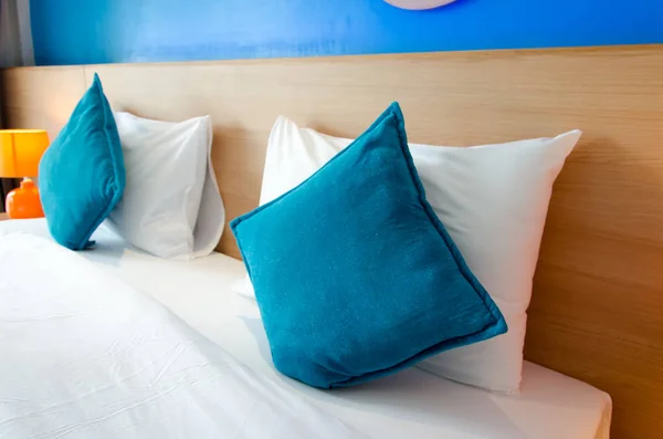 Travesseiro azul na cama — Fotografia de Stock