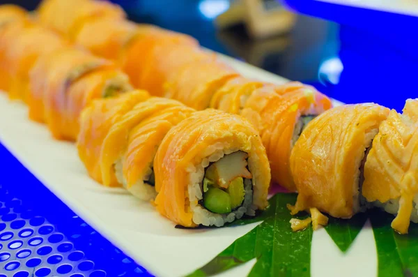 Lachs-Sushi-Reis umwickelt — Stockfoto