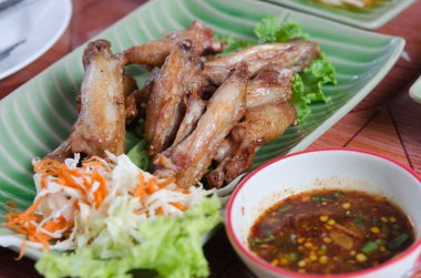 Kızarmış tavuk kanadı.