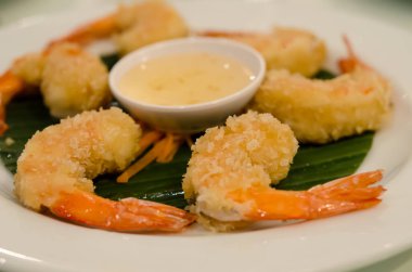 Kızarmış karides ve Erik sosu