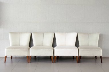 Odada beyaz sandalyeler