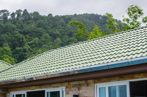 녹색 지붕 타일 — 스톡 사진
