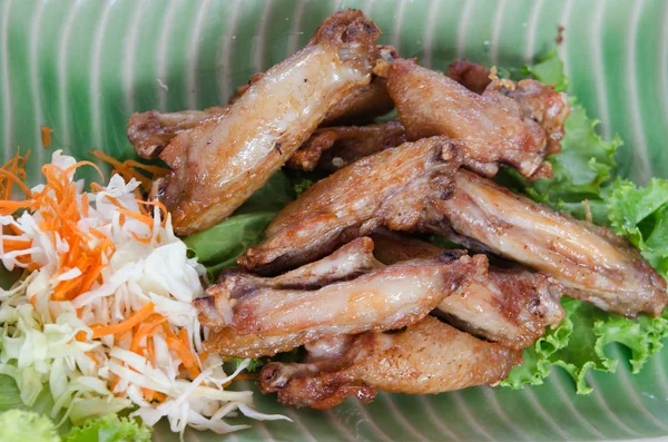 Kızarmış tavuk kanadı.