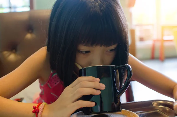 Kinderen eten melk telefoon spelen — Stockfoto