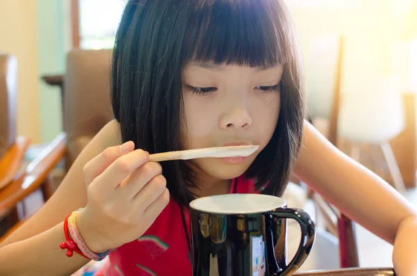 Children eat milk playing phone — Stock Photo, Image