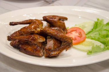 Bir plakada kızarmış güvercin.