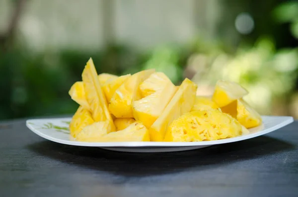 Ananas Talerzu Zielonym Tle — Zdjęcie stockowe