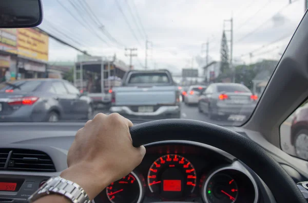 Manos agarre el volante — Foto de Stock