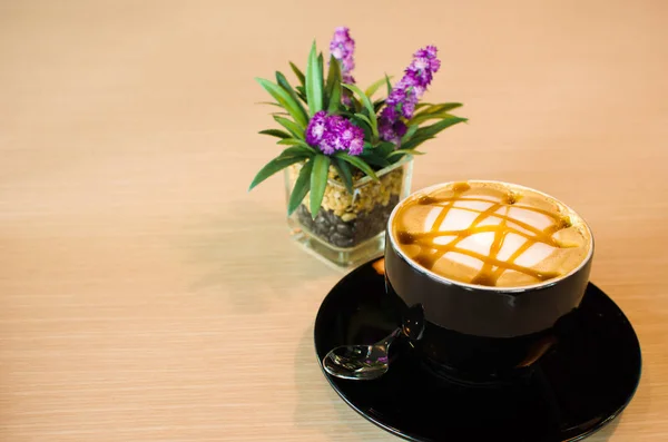 탁자 위에 놓인 커피 잔 — 스톡 사진