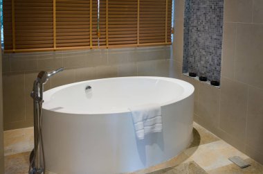 Beyaz Küvetli modern banyo iç