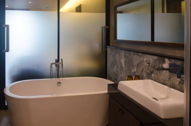 Modern banyo iç küvet ve lavabolar ile.