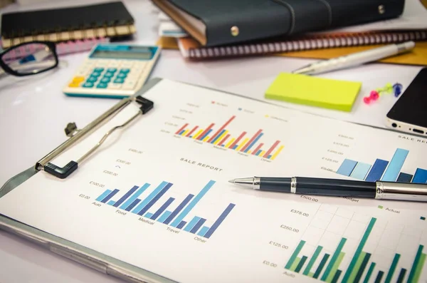 Бизнес-отчет и график — стоковое фото