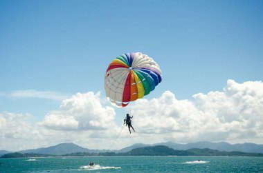 Su sporları - topu gökyüzüne plajında parasailing turist.
