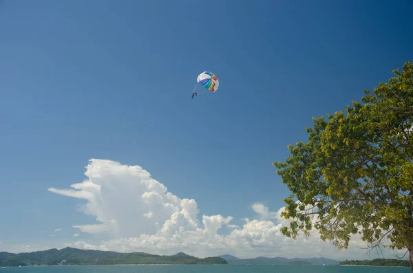 Sporty Wodne Turystów Parasailing Piłkę Plaży Niebo — Zdjęcie stockowe