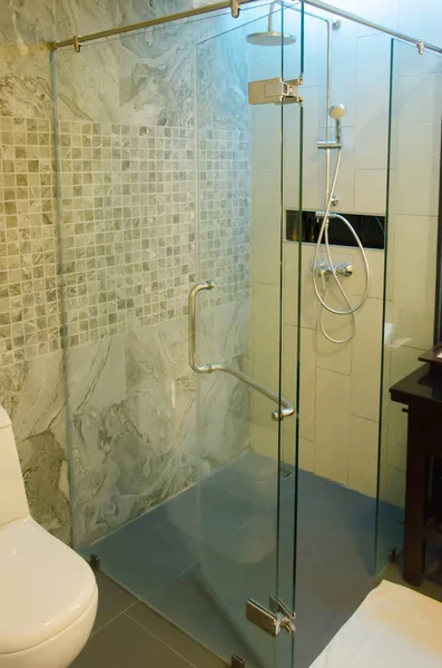 Koupelna se sprchovým koutem skla — Stock fotografie