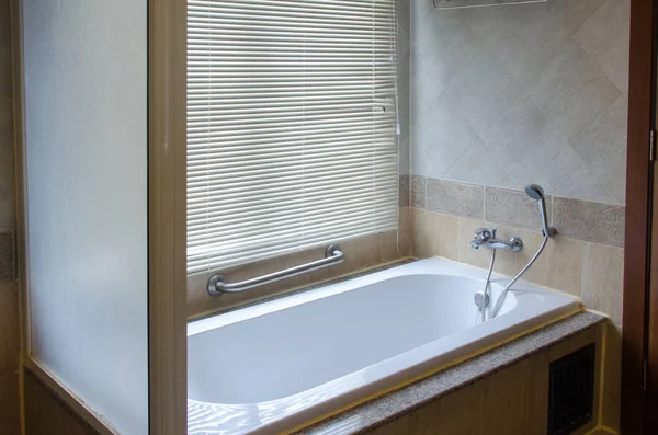 Ванная комната с ванной — стоковое фото