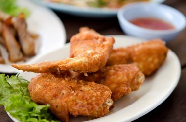 Kızarmış tavuk kanadı.