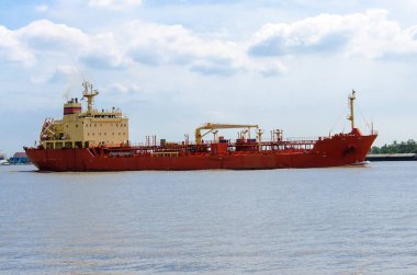 Sanayi büyük kırmızı tekne Nehri üzerinde.