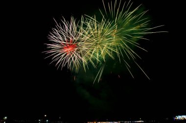 Kara gökyüzü arka planında havai fişekler