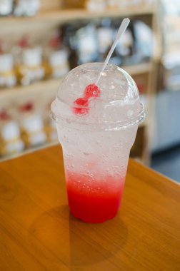 İtalyan çilekli soda