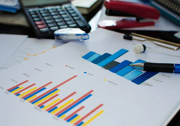 Affärsdiagram och diagram — Stockfoto