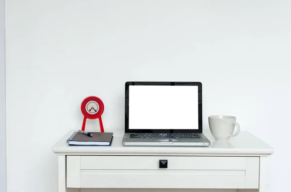 ノート パソコンと時計とカップやテーブルの上本 — ストック写真