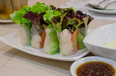 Salata sebze sarma çanak üzerinde rulo.