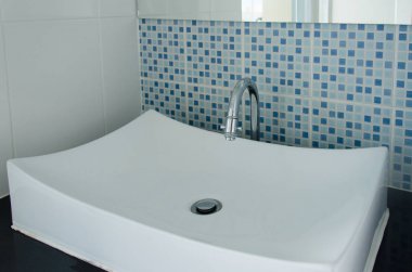 Modern beyaz banyo lavabo.