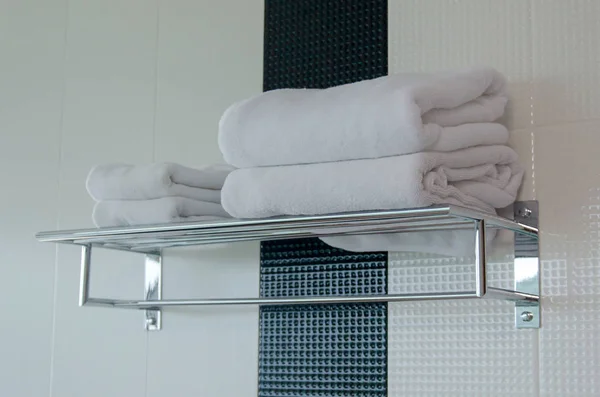 Witte Handdoek Stalen Rail Plat — Stockfoto