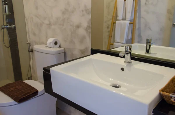 Moderne Weiße Waschbecken Badezimmer — Stockfoto