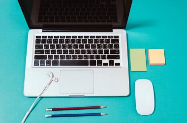 Dizüstü bilgisayar fare bir yeşil renkli kalem ve pastel.