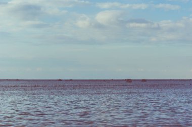 Doğal deniz ve akşam gün batımını gökyüzüne. Sesi vintage pastel