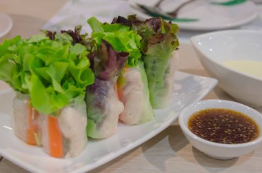 Salata sebze sarma çanak üzerinde rulo.