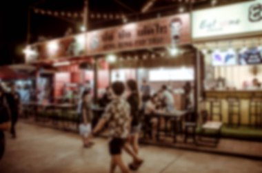 İnsanlar gece Pazarı'na bulanık