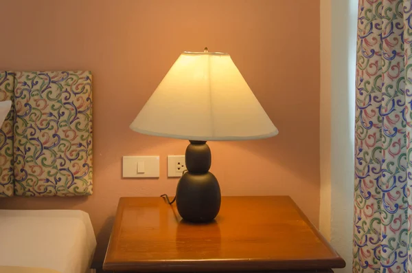 Современный Красочный Дизайн Спальни Лампой Стороне Стола — стоковое фото