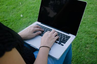 kadın el laptop